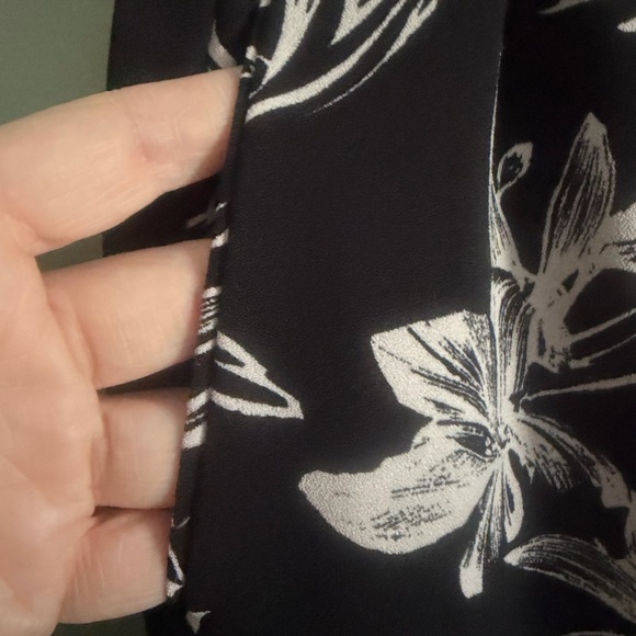 White House Black Market Black and Ivory Floral Tropical ankle pants size L - Picture 4 of 11